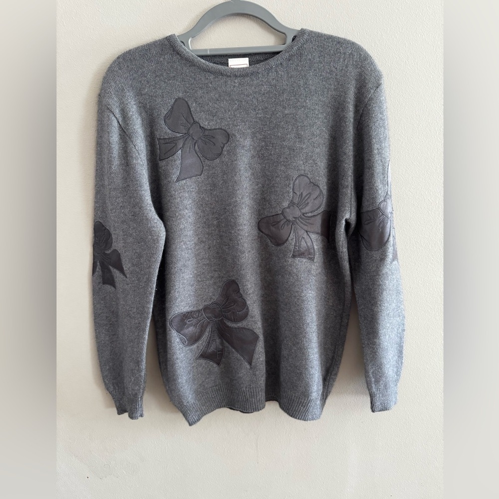 Mondi Gray Bow sweater size small